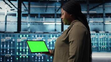 datos centrar software desarrollador usos verde pantalla tableta a minimizar infraestructura falta del tiempo. eso especialista en servidor cubo mejorando datos proteccion salvaguardias utilizando Bosquejo dispositivo, cámara un video