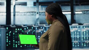 administrateur dans Les données centre en utilisant vert écran tablette à déployer Nouveau serveur architecture. serveur centre ouvrier en utilisant chrominance clé dispositif à faire sortir de la cyber-sécurité cadre, protéger données, caméra b video
