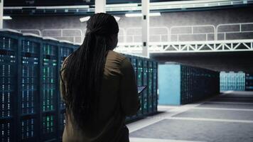 dati centro tecnico utilizzando macchina apprendimento su tavoletta per ottimizzare operazioni. esso specialista utilizzando dispositivo nel server camera con specializzato Ingranaggio accelerando complesso ai calcoli, telecamera un' video