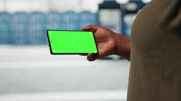 stänga upp av ingenjör använder sig av app på attrapp telefon till kolla upp server bruka energi konsumtion. systemet administratör använder sig av grön skärm smartphone i data Centrum till do infrastruktur kolla upp video