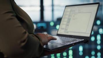 cerca arriba de software desarrollador trabajando en datos centrar a optimizar red infraestructura. programador en servidor granja diagnosticando y resolviendo equipo mal funcionamiento utilizando dispositivo video