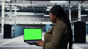 datos centrar experto monitores datos centrar métrica en aislado pantalla ordenador portátil a mejorar Operacional eficacia. servidor cubo trabajador usos analítica en Bosquejo cuaderno a predecir actuación, cámara un video