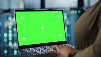 stänga upp av administration arbetssätt i data Centrum använder sig av grön skärm bärbar dator till optimera nätverk infrastruktur. server bruka arbetstagare diagnos och lösa hårdvara felfunktioner använder sig av krom nyckel anteckningsbok video