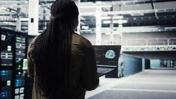 computadora científico haciendo datos centrar automatización utilizando ai en ordenador portátil. servidor habitación eso especialista implementos máquina aprendizaje impulsado profético mantenimiento sistemas utilizando computadora portátil, cámara un video