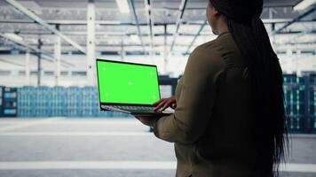 technicien dans Les données centre en utilisant isolé écran portable à déployer Nouveau serveur architecture. serveur centre ouvrier en utilisant maquette carnet à faire sortir de la cyber-sécurité cadre, protéger données, caméra une video