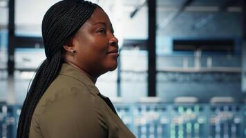 tekniker i data Centrum övervaka stor skala den redskap till upprätthålla sömlös operationer. den professionell gående i server nav, håller på med nätverk förvaltning för ökade upptid, kamera b video