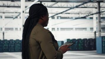 directeur dans Les données centre en utilisant tablette à coordonner déploiement de Nouveau serveur architecture. serveur ferme il expert en utilisant dispositif à faire sortir de la cyber-sécurité cadre, protéger données, caméra b video