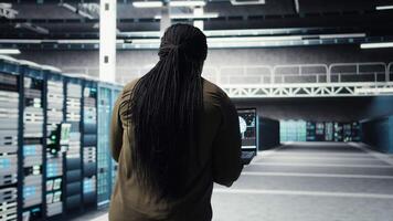 ingegnere fare dati centro automazione utilizzando ai Software utensili su il computer portatile. server camera esso specialista attrezzi artificiale intelligenza guidato predittivo Manutenzione sistemi utilizzando taccuino, telecamera un' video