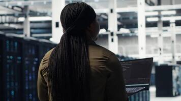 programador utilizando artificial inteligencia en datos centrar a optimizar red infraestructura. servidor granja eso experto utilizando ai máquina aprendizaje a diagnosticar y resolver hardware mal funcionamiento video