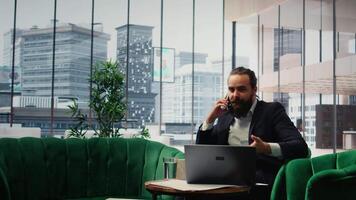 furioso indignado director gritando a asociar en teléfono llamar, relación comercial con personal incompetencia debido a ineficaz malo liderazgo. irritado grosero empresario criticando el equipo. cámara una. video