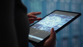 data Centrum tekniker använder sig av maskin inlärning på läsplatta till optimera operationer. den specialist använder sig av enhet i server rum med specialiserade redskap accelererande komplex ai beräkningar, kamera b video