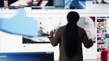 mujer relojes interconectado pantallas collage demostración moderno social medios de comunicación redes vídeos usuario mira a visualización de datos impulsado mundo con contenido en constante movimiento, cámara si video