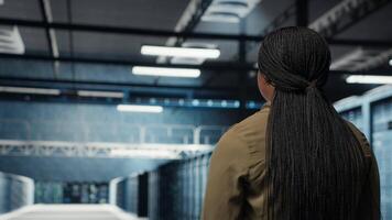 alto tecnología datos centrar técnico usos tableta a desarrollar desastre recuperación planes, minimizando falta del tiempo. eso empleado caminando en servidor habitación, mejorando datos proteccion protocolos utilizando dispositivo, cámara si video