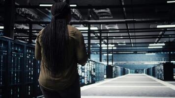 tekniker gående i data Centrum, använder sig av app på läsplatta till säkerställa fel fri riggar nät för intensiv beräknande krav. anställd övervakning server nav redskap komponenter för misslyckanden, kamera en video