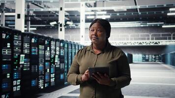 administration gående i data Centrum, använder sig av läsplatta till klara av programvara uppdateringar för systemet stabilitet. den specialist i server bruka konfigurera infrastruktur med enhet för optimalt prestanda, kamera en video