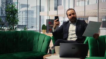 empresario consiguiendo enojado y regaño su personal en llamar, lanzamiento documentos con un agresivo insatisfacción. indignado jefe acusando su asociados de incompetencia, malo liderazgo. cámara una. video