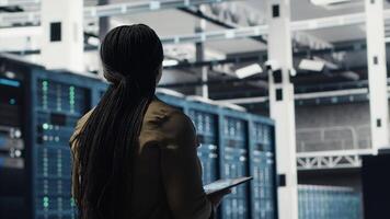 Frau Gehen durch Daten Center Server Reihen, Umsetzung fortgeschritten Kühlung und Leistung Verwaltung Lösungen. es Experte beaufsichtigen Server Bauernhof, reduzieren Energie Verbrauch, Kamera b video