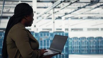 sonriente datos centrar ingeniero satisfecho después minimizando falta del tiempo utilizando desastre recuperación planes en ordenador portátil. contento servidor granja eso experto satisfecho después mejorando datos proteccion protocolos, cámara si video