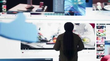 mujer abraza abundancia de contenido desplegado en digital pared panel, explorador entretenimiento canales concepto de inmersivo transmisión plataforma entregando sin escalas videos a usuario, cámara si