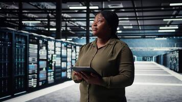 administrateur dans haute technologie Les données centre en utilisant tablette à coordonner déploiement de Nouveau serveur architecture. serveur centre employé en utilisant dispositif à faire sortir de la cyber-sécurité cadre, protéger données, caméra une video