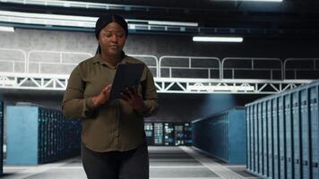 datos centrar administración supervisión datos centrar métrica en tableta a mejorar Operacional eficacia. trabajador utilizando analítica en dispositivo a predecir servidor granja actuación, cámara si video