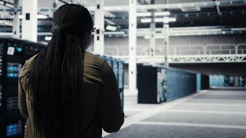 utvecklare håller på med data Centrum automatisering använder sig av ai neuralt nät på läsplatta. server rum den professionell redskap djup inlärning drivs prediktiv underhåll system använder sig av enhet, kamera en video