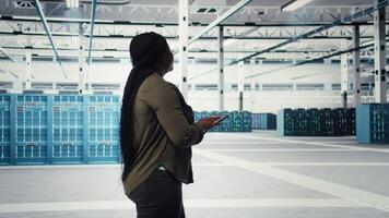 directeur dans Les données centre en utilisant tablette à coordonner déploiement de Nouveau serveur architecture. serveur ferme il expert en utilisant dispositif à faire sortir de la cyber-sécurité cadre, protéger données, caméra une video