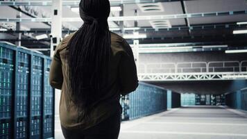 Frau Gehen durch Daten Center Server Reihen, Umsetzung fortgeschritten Kühlung und Leistung Verwaltung Lösungen. es Experte beaufsichtigen Server Bauernhof, reduzieren Energie Verbrauch, Kamera ein video