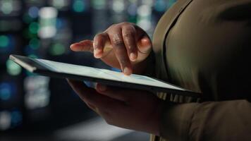 stänga upp av tekniker arbetssätt i data Centrum använder sig av läsplatta till optimera nätverk infrastruktur. den expert- i server bruka diagnos och lösa hårdvara felfunktioner använder sig av enhet video