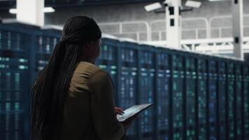 sviluppatore fare dati centro automazione utilizzando ai neurale reti su tavoletta. server camera esso professionale attrezzi in profondità apprendimento guidato predittivo Manutenzione sistemi utilizzando dispositivo, telecamera B video