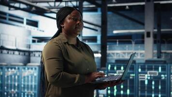 administración en datos centrar utilizando aplicación en ordenador portátil a garantizar error gratis aparejos redes para intenso computacional demandas. eso experto usos cuaderno a monitor servidor cubo engranaje componentes para fracasos, cámara si video