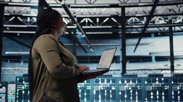 administración en datos centrar utilizando aplicación en ordenador portátil a garantizar error gratis aparejos redes para intenso computacional demandas. eso experto usos cuaderno a monitor servidor cubo engranaje componentes para fracasos, cámara un video