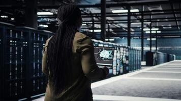 data Centrum ingenjör använder sig av djup inlärning på bärbar dator till optimera operationer effektivitet. den expert- arbetssätt i server rum med specialiserade hårdvara accelererande komplex ai beräkningar, kamera en video