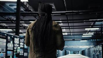 datos centrar sistema administrador monitores datos centrar métrica en tableta a mejorar Operacional eficacia. eso experto en servidor habitación utilizando analítica programa a predecir actuación, cámara un video