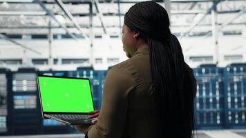 technicien dans Les données centre en utilisant isolé écran portable à déployer Nouveau serveur architecture. serveur centre ouvrier en utilisant maquette carnet à faire sortir de la cyber-sécurité cadre, protéger données, caméra b video