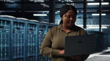 datos centrar sistema administrador usos ordenador portátil a desarrollar desastre recuperación planes, minimizando falta del tiempo. eso especialista caminando en servidor granja, mejorando datos proteccion protocolos utilizando computadora portátil, cámara si video