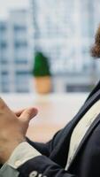vertical CEO inclina-se costas dentro dele escritório cadeira noivando dentro uma guiado meditação sessão com branco barulho, usando uma meditação aplicativo. comprometimento para atenção para carreira sucesso e mental clareza. Câmera b. video