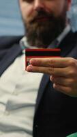 vertical masculino administrador con confianza gestiona en línea bancario en su ordenador personal, comprobación actas y asegurando su empresa presupuesto balance. financiero responsabilidad en el corporativo mundo. cámara b. video