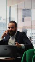 vertical furioso indignado director gritando a asociar en teléfono llamar, relación comercial con personal incompetencia debido a ineficaz malo liderazgo. irritado grosero empresario criticando el equipo. cámara una. video