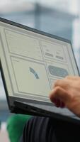 vertical geral diretor revendo infográficos e por mês relatórios para dirigir corporativo crescimento e garantir o negócio sucesso, global investimento estratégia dentro uma competitivo ambiente. Câmera b. video