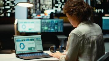 kvinna finansiera rådgivare recensioner handel konton och arkiveras data för framtida rapporter, använder sig av digital grafer till planen Resurser tilldelning och justera företag mål med finansiell Framgång. kamera b. video