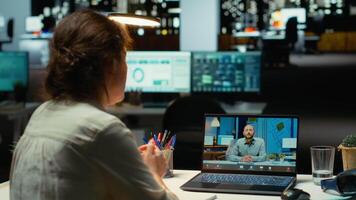 entreprenör deltar i en virtuell möte till adress är viktigt via bärbar dator, tala självsäkert med vd. person skapande en förbindelse med chef, uppmärksamhet och anpassningsförmåga. kamera a. video