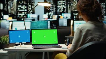 företag konsult Arbetar med attrapp kopia Plats på läsplatta och bärbar dator, forska rapporter för en förvaltning projekt. samlar information och lösning uppgifter sent på natt, arbete efter timmar. kamera b. video
