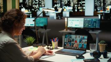 verkställande chef interagera i en webinar ring upp för genomgång, delning senast Rapportera data efter timmar i de kontor. samarbete möte på webb konferens på midnatt. kamera a. video