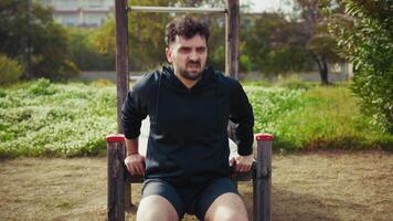 homem trens com comprometimento às a parque debaixo a Sol ao ar livre video