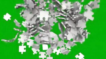 uma transição Onde a tela é quebrado para dentro milhares do minúsculo vôo enigma peças em uma verde video