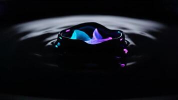 mörk rum med ljus källa som visar tak och Vad makt vara en små insekt på nattetid video