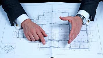 homem dentro terno avaliações casa projeto, apontando às vários características e detalhes do a chão plano Projeto video