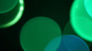 verde e cerceta luz orbes abstrato movimento fundo às noite video