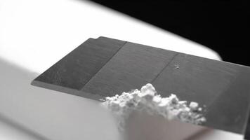 skärande vit Frigolit blockera med skarp metall blad på ett vinkel video